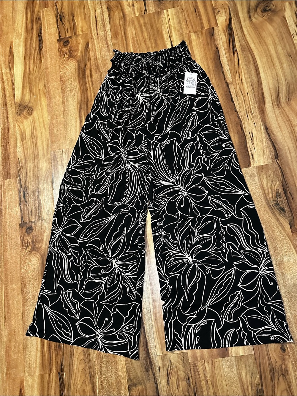 Patrons of Peace Women’s Wide Leg Pants Size Small NWT Black White Floral Rayon